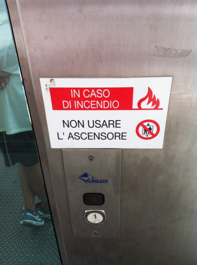 Предупреждение о недопустимости использования лифта во время пожара