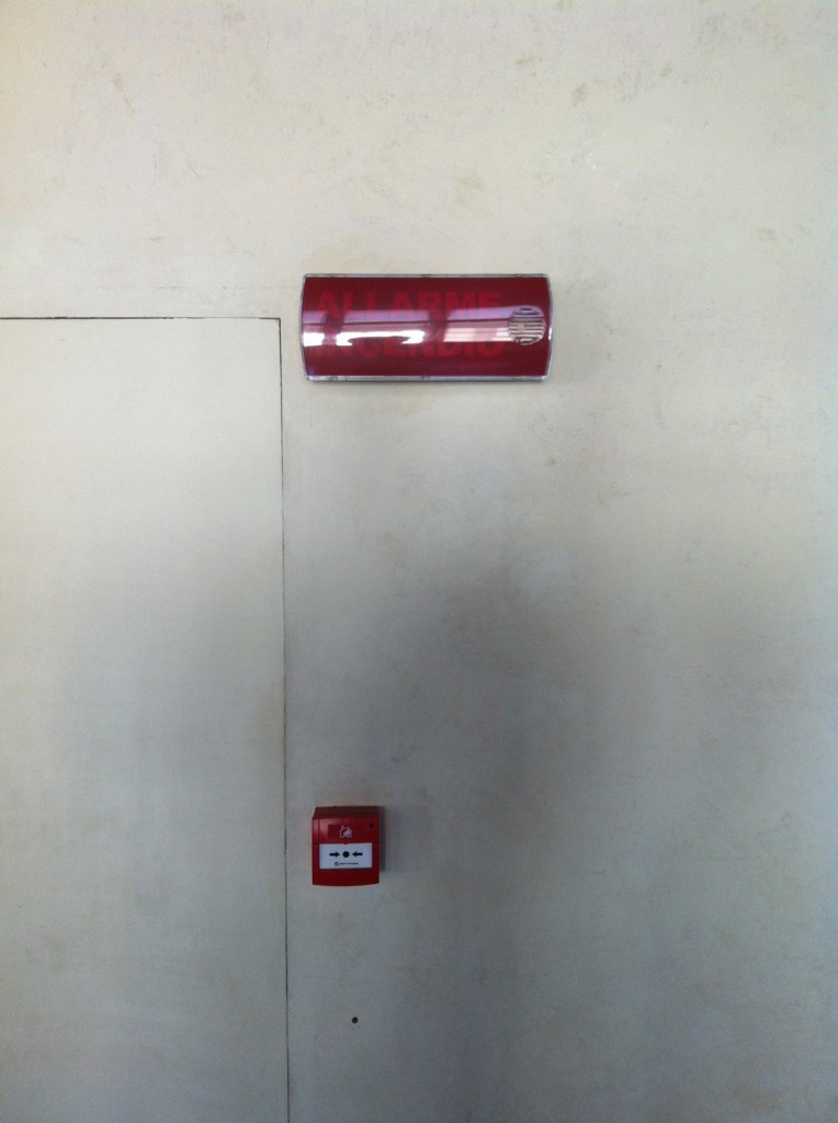 Ручной пожарный извещатель и световой оповещатель