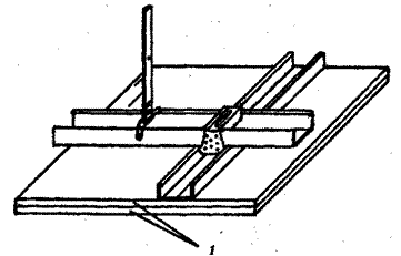 Конструкция огнезащитного подвесного потолка на металлическом каркасе: 1 — гипсоволокнистые плиты (ГОСТ Р 51829)