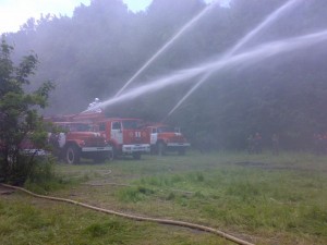Тушение с помощью лафетных стволов, установленных на пожарных автомобилях