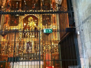 Эвакуационный знак в кафедральном соборе Барселоны