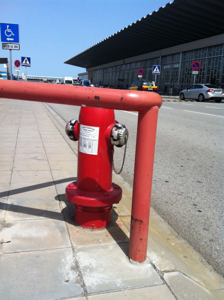 Пожарный гидрант. Аэропорт Барселоны
