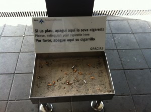 Урна с песком для тушения сигарет. Аэропорт Барселоны