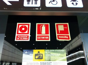 Знаки пожраной безопасности. Аэропорт Барселоны