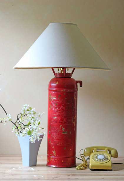 Настольная лампа из старого огнетушителя. Дизайнер Evelyn Fernandez (США)