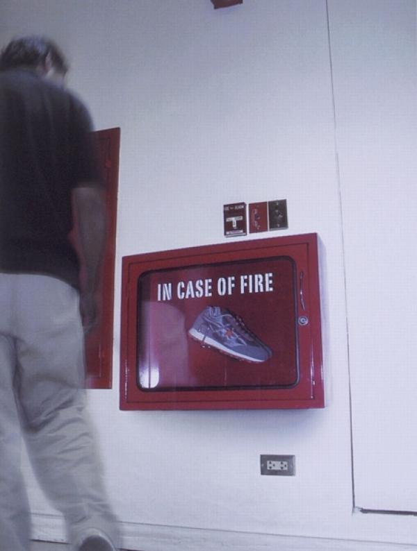 В случае пожара - беги. Реклама кроссовок