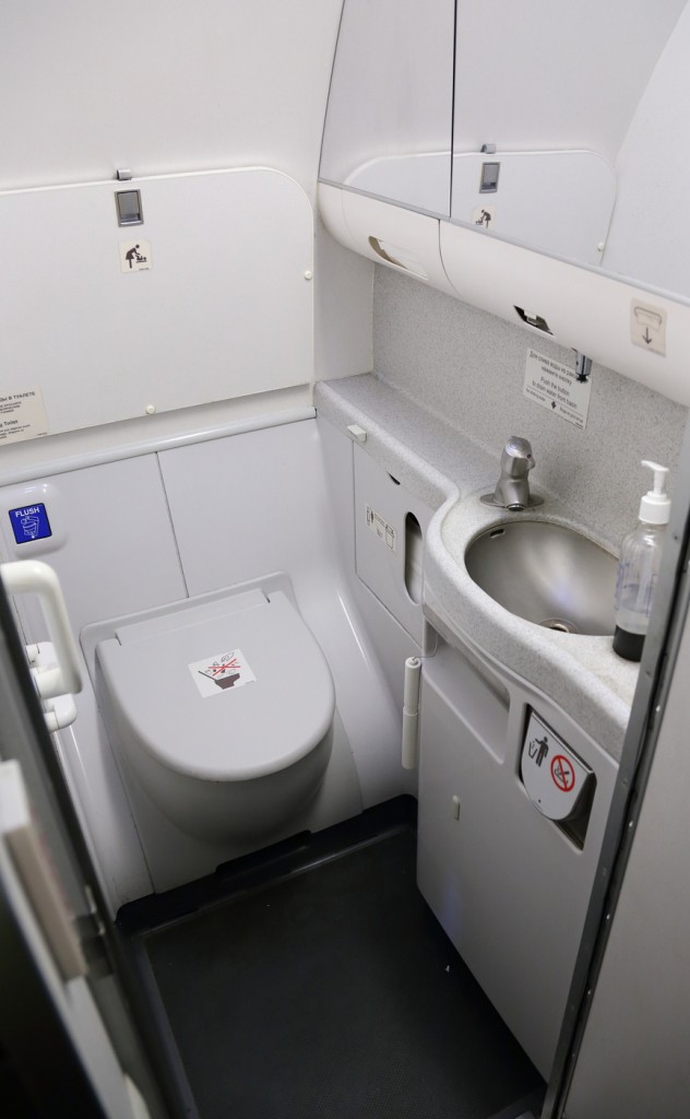 Туалетная кабинка в самолете