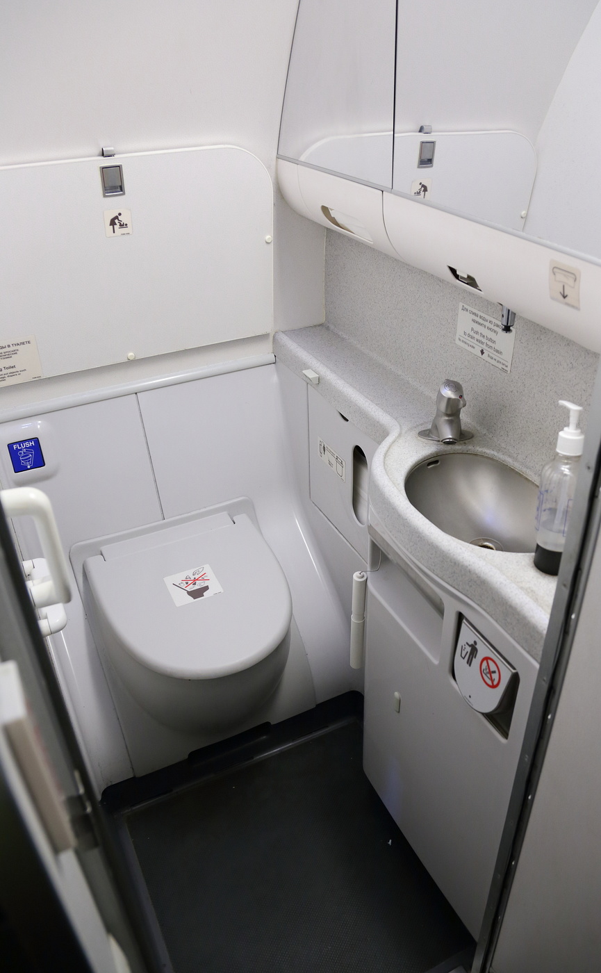 Куплю туалет б у. Boeing 737 туалет. Туалет в самолете с7. Туалет Боинг 737 Размеры. Дверь туалета Боинг 777.